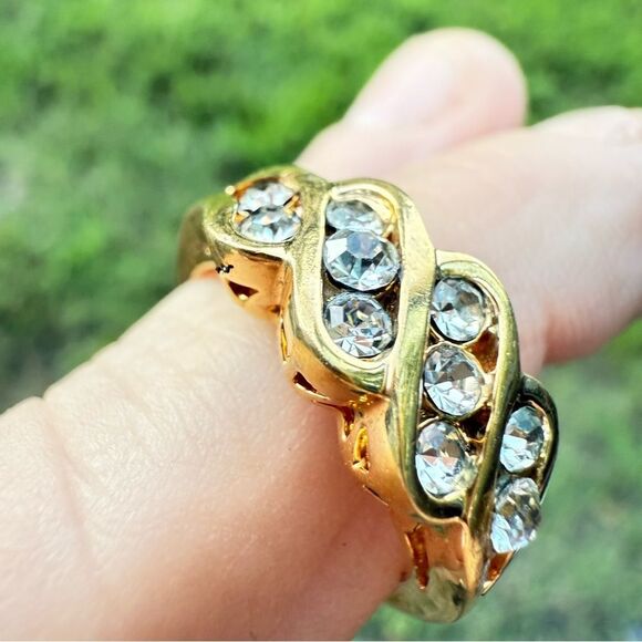 WOMEN’S GOLD TONE STATEMENT RING– CRYSTAL ACCENTS – SIZE 7 – NEIMAN MARCUS STYLE - Picture 9 of 17